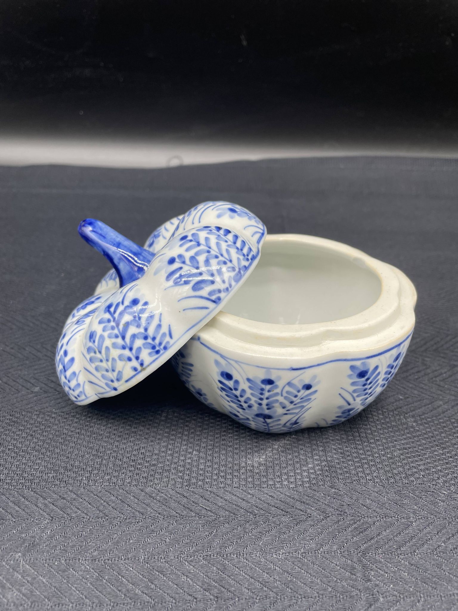 Chinese covered pot, box, jewelry box, pumpkin, white porcelain, China blue plant decor
