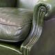 Fauteuil à oreilles Chesterfield anglais en cuir de vache vert avec une assise confortable