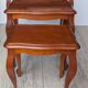 Lot de 3 tables gigognes - style Louis XV - merisier - décor marqueterie motif parquet (parqueterie)