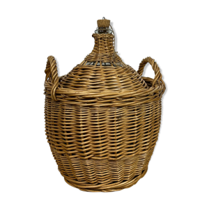 Dame-jeanne ancienne dans son panier