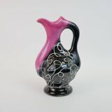 Carafe Vallauris noire et rose à motifs blanc en relief