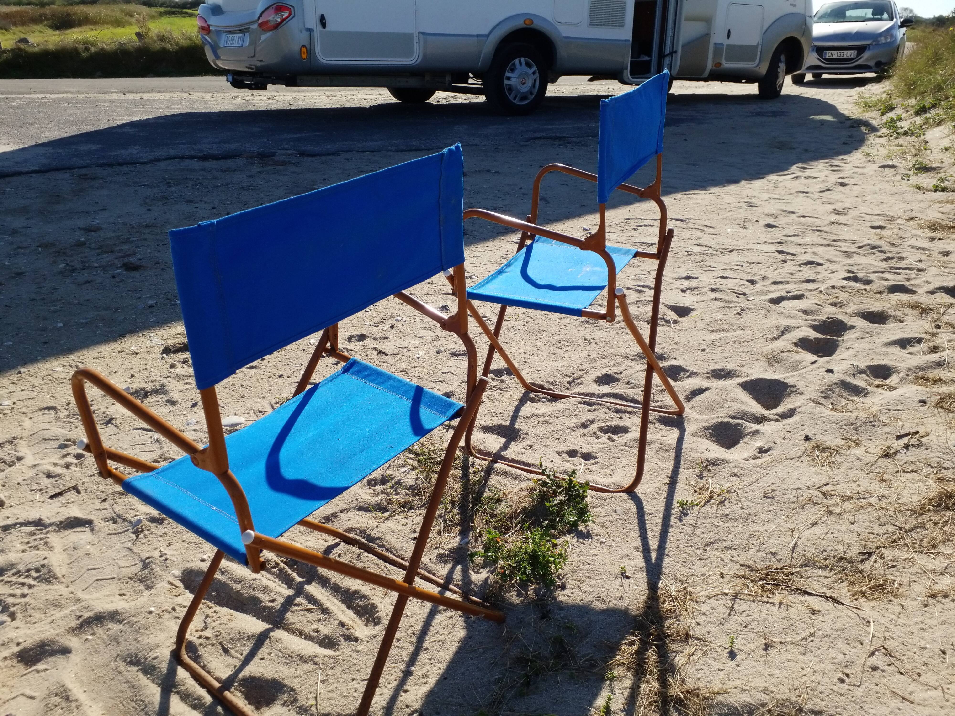 2 folding chairs