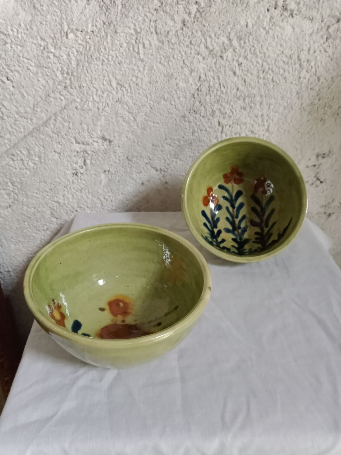 Decorated glazed ceramic bowls
