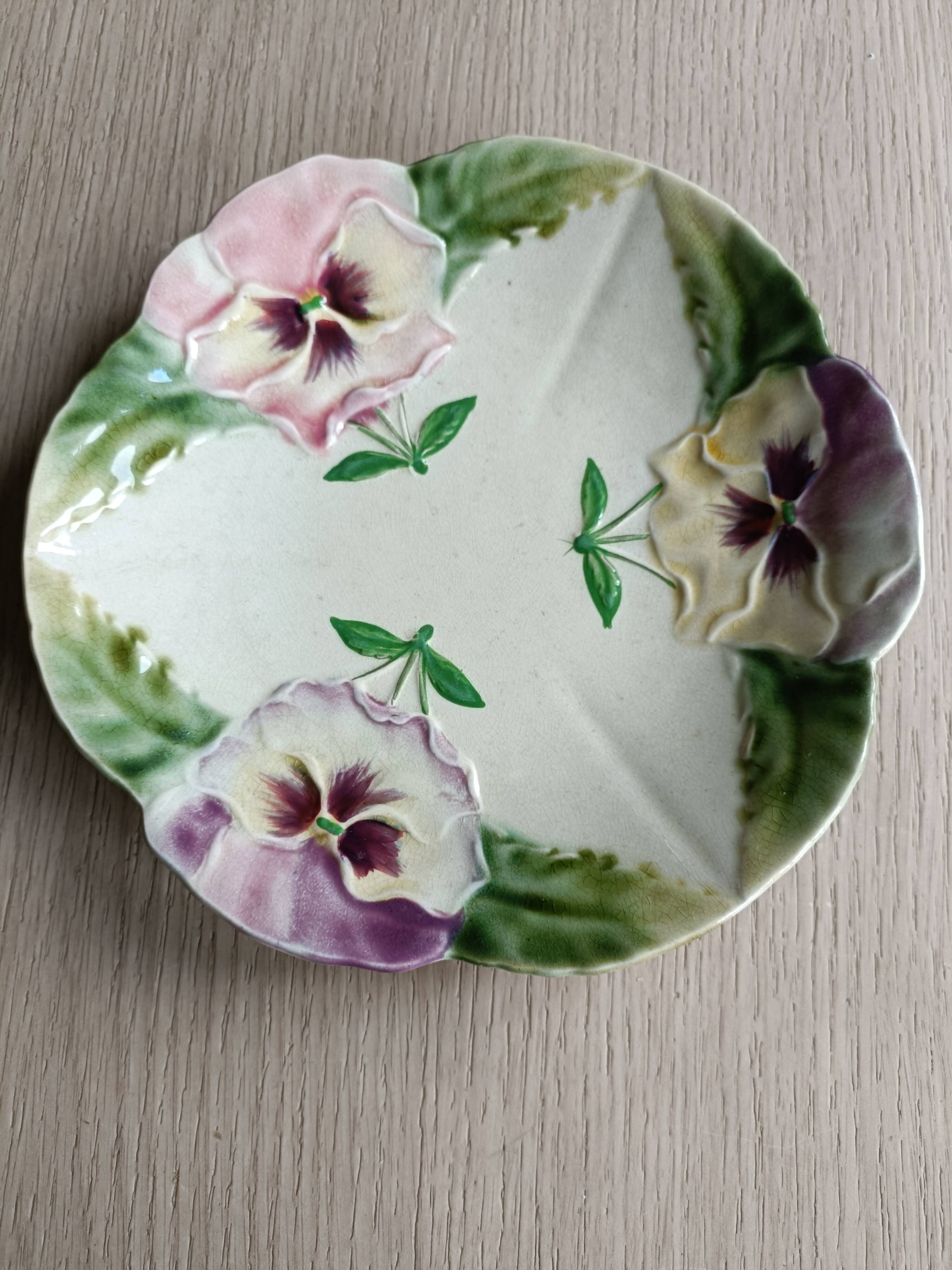 Assiette en barbotine, décor pensées, Choisy le roi