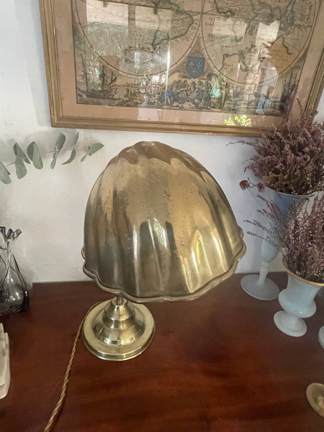 Flexible brass shell lamp