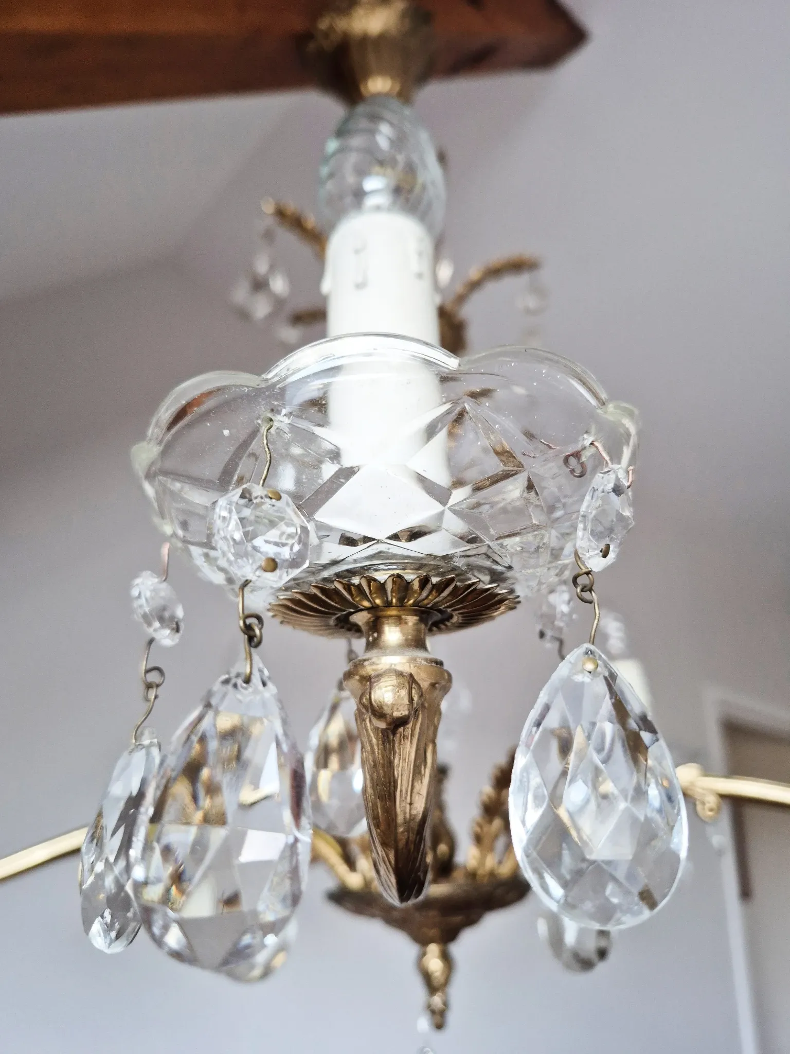 Antique chandelier with pendants, in bronze and glass pendants.