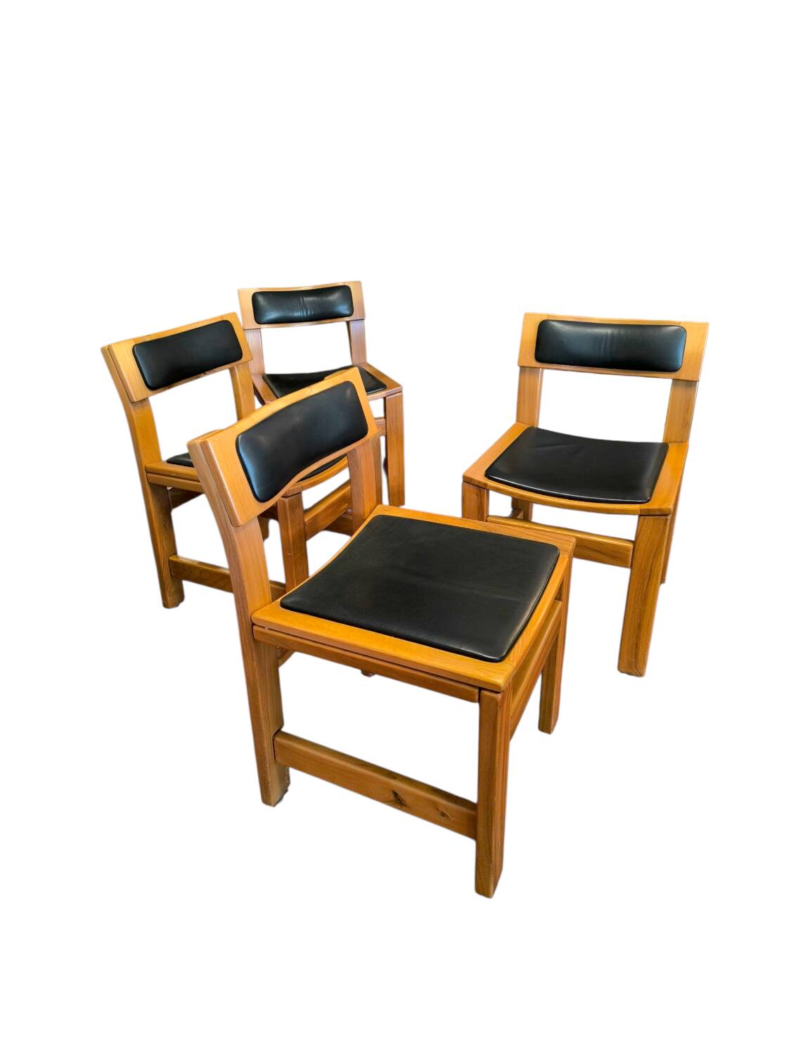4 chairs in solid elm and leather from the Regain brand.
