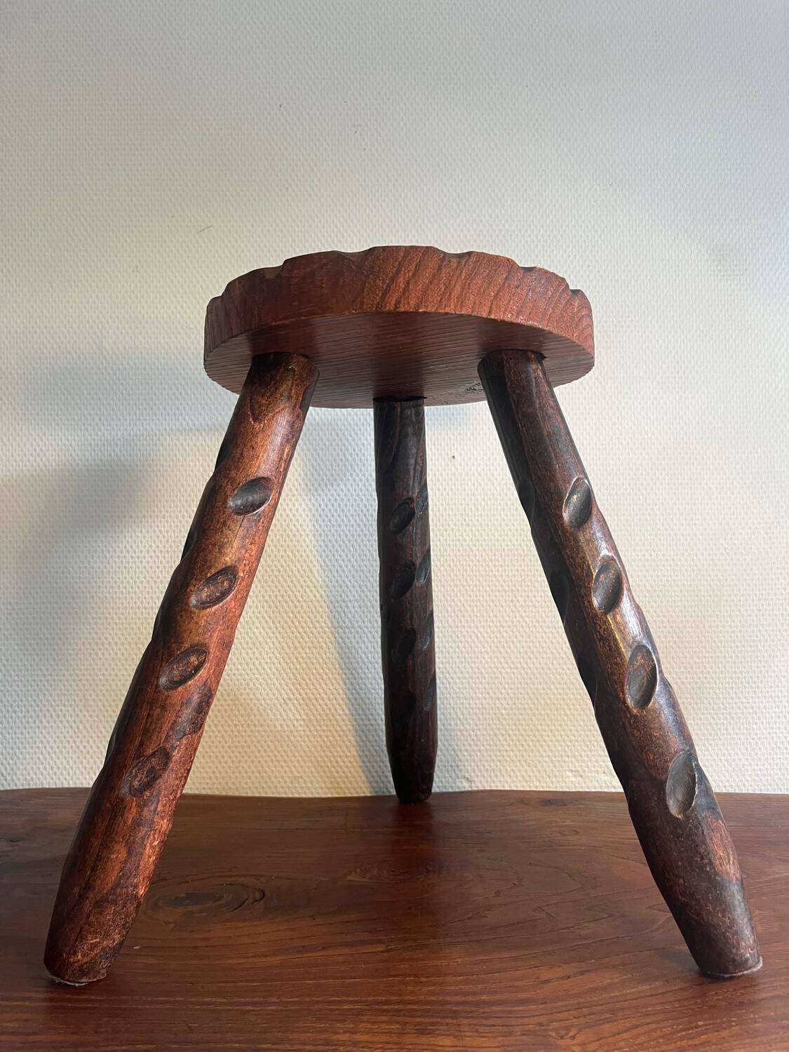 Tabouret tripode en bois