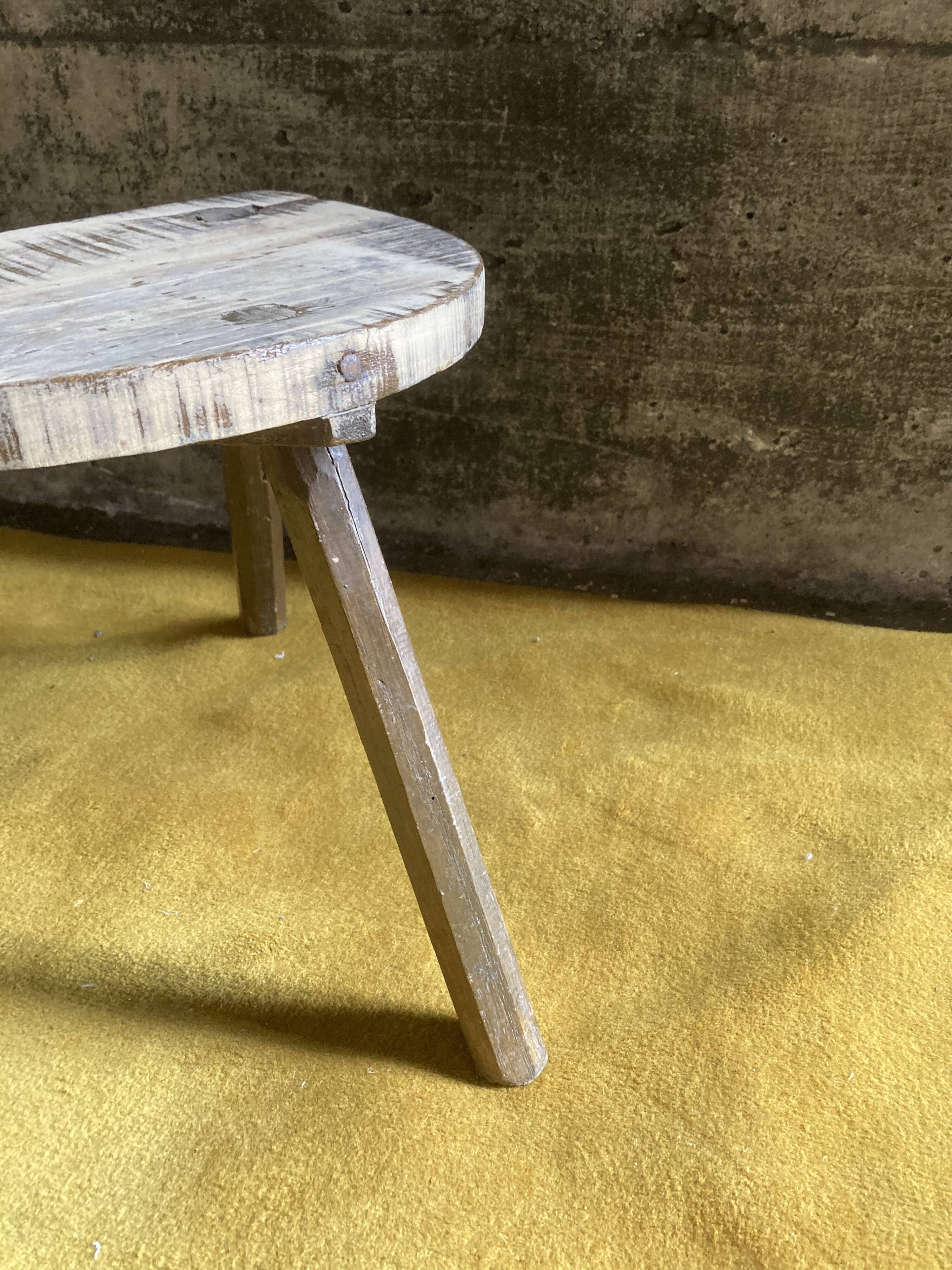 Tabouret tripode de traite patine vieilli