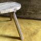 Tabouret tripode de traite patine vieilli