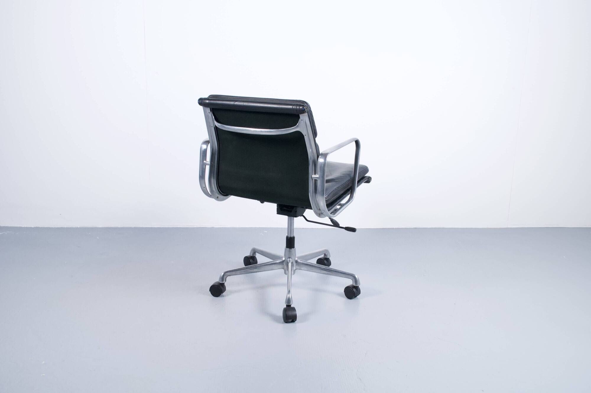 SOFT PAD CHAIR EA 217 EAMES BLACK LEATHER HERMAN MILLER ICF EDITOR 1970s