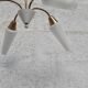 Lustre en laiton et opaline blanche