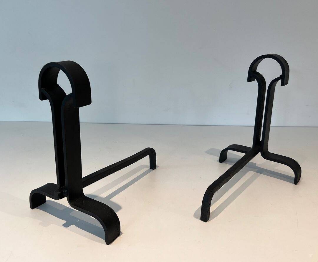 Paire de Chenets Modernistes en Fer Forgé à Finials en Goutte et Bases Évas