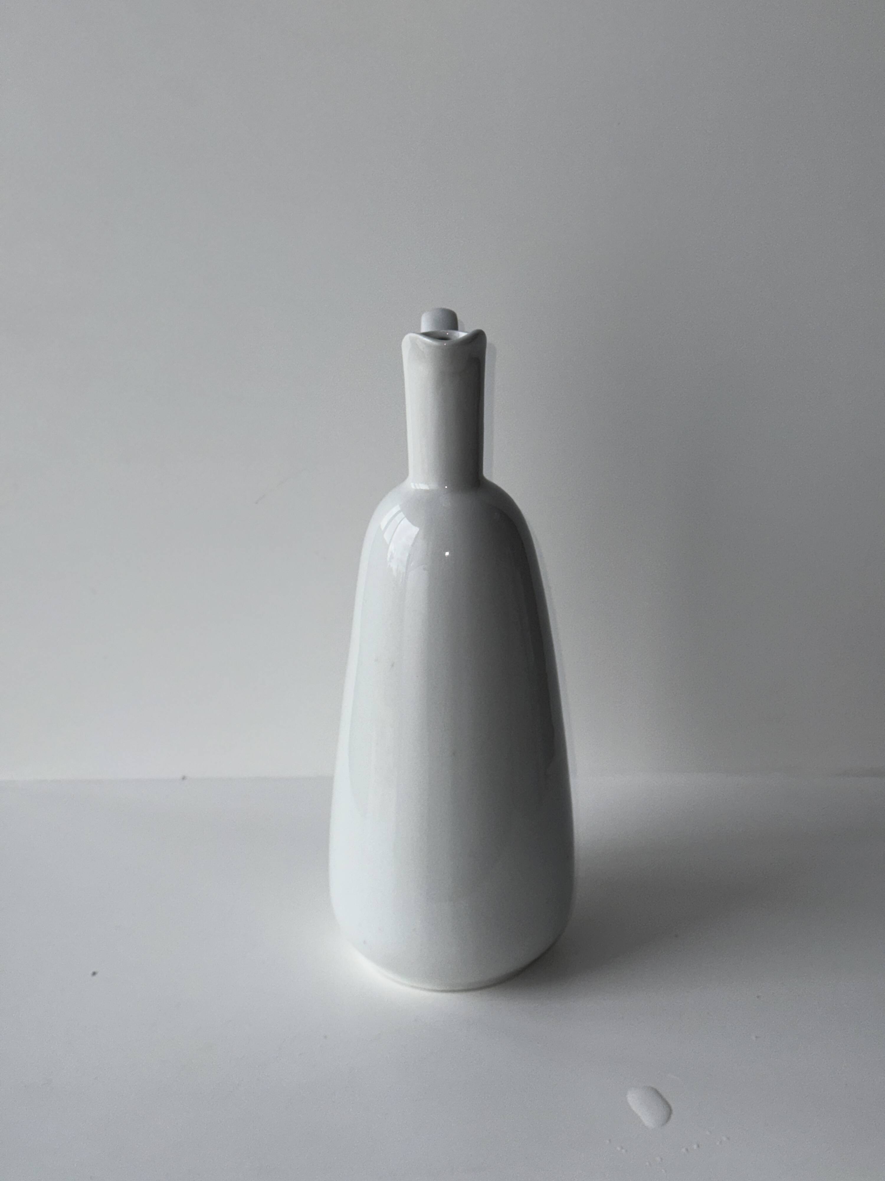 White porcelain ewer H26