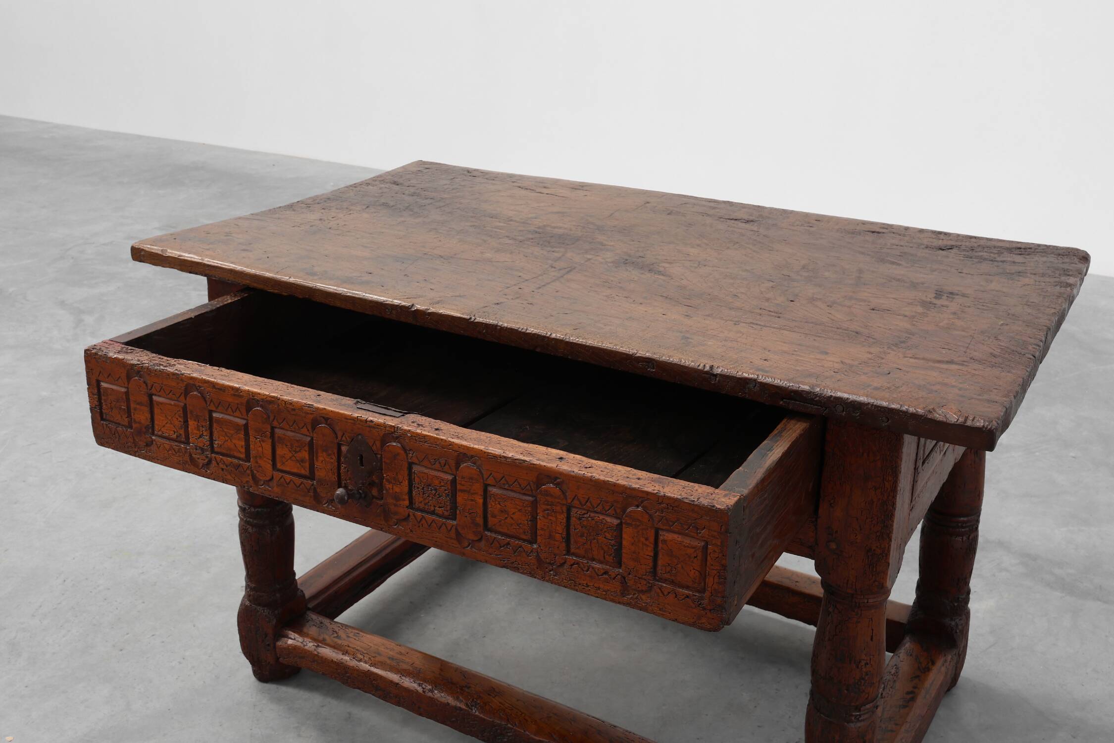 Oak hand-carved side table in wabi wabi style, Spain, 17th Century