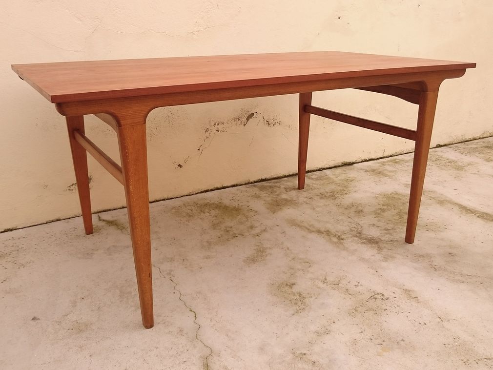 Scandinavian style table with extensions