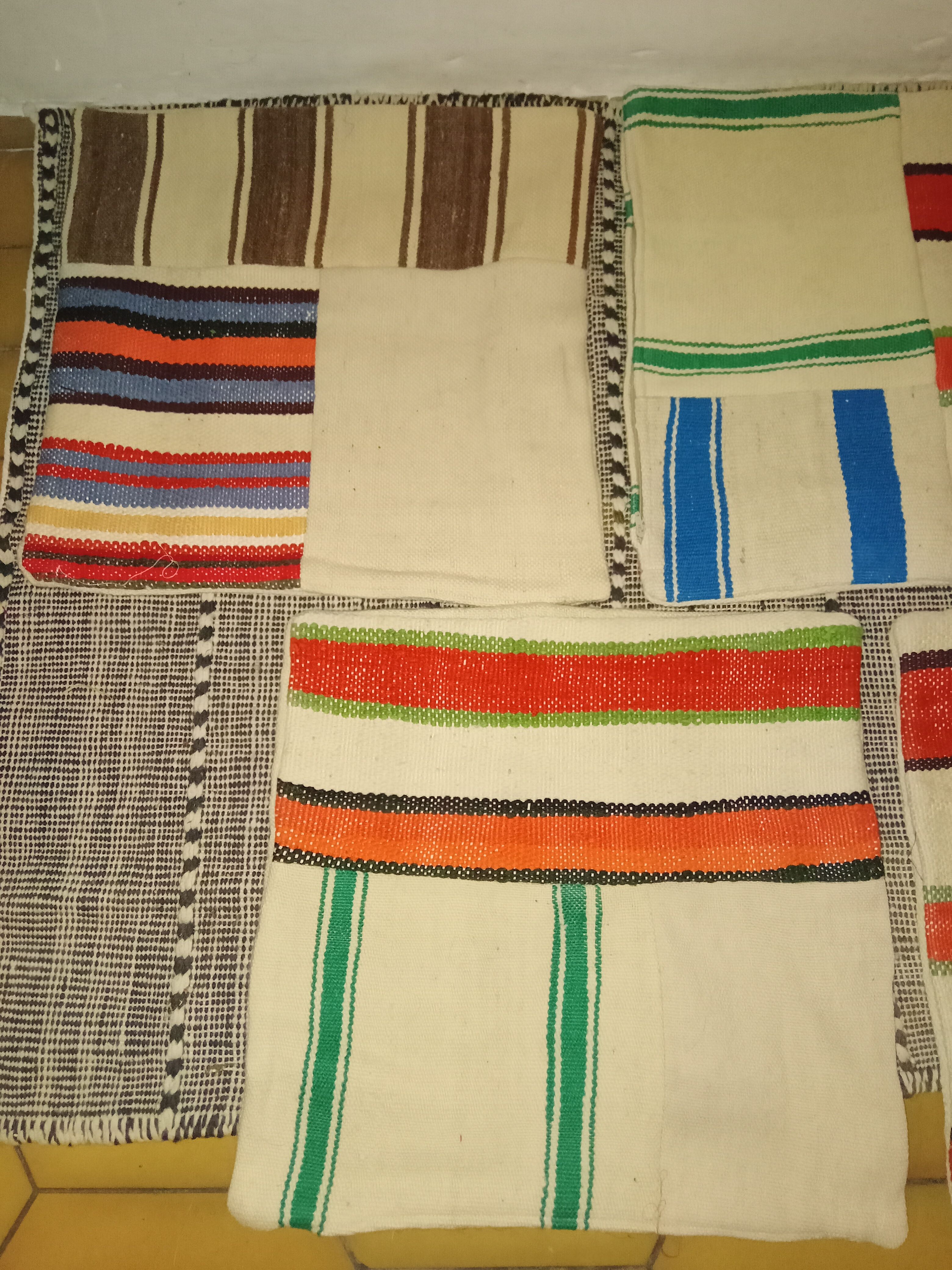 Ensemble de cinq coussins en laine