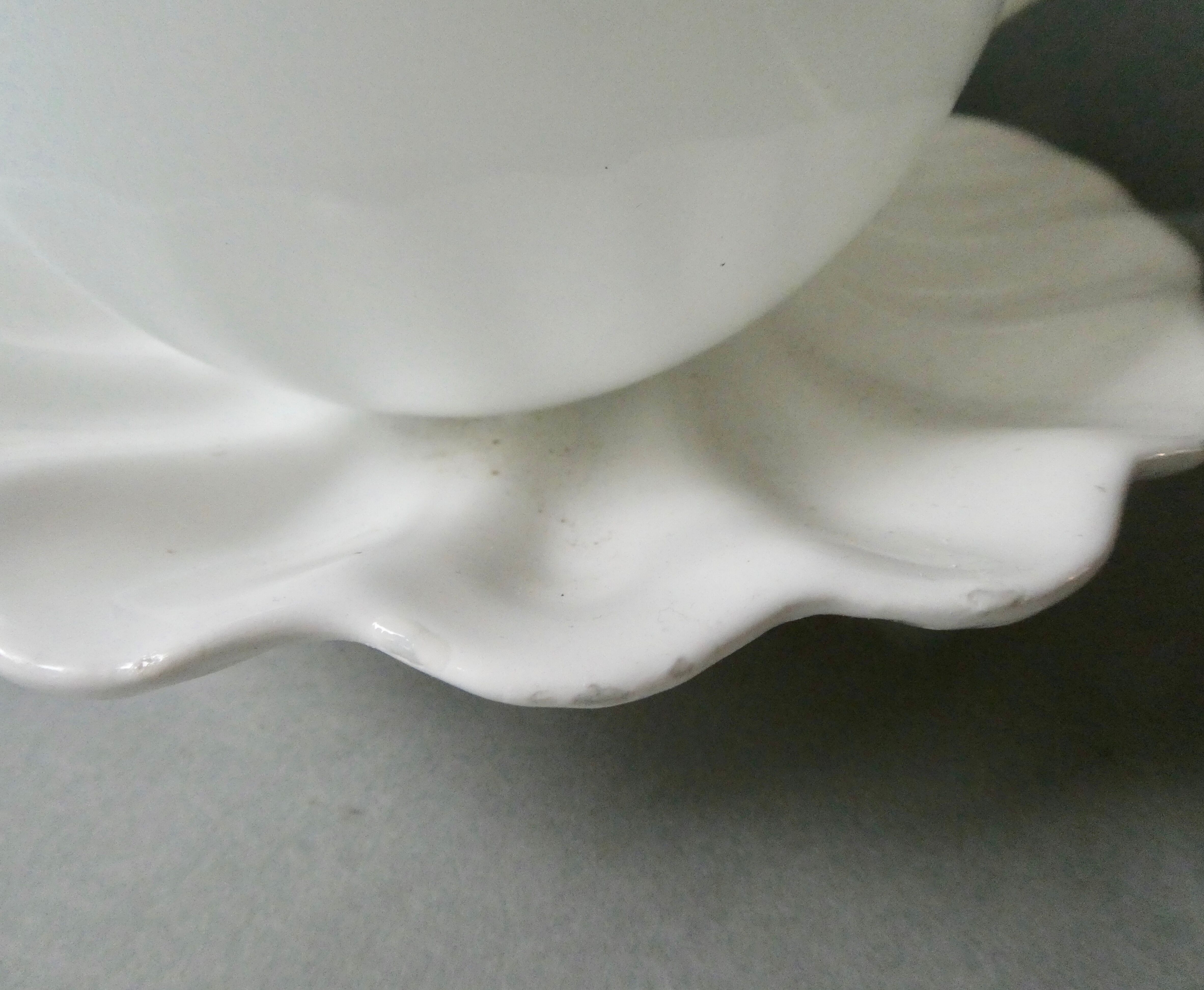 Shell lamp in white ceramic and opaline, 80s