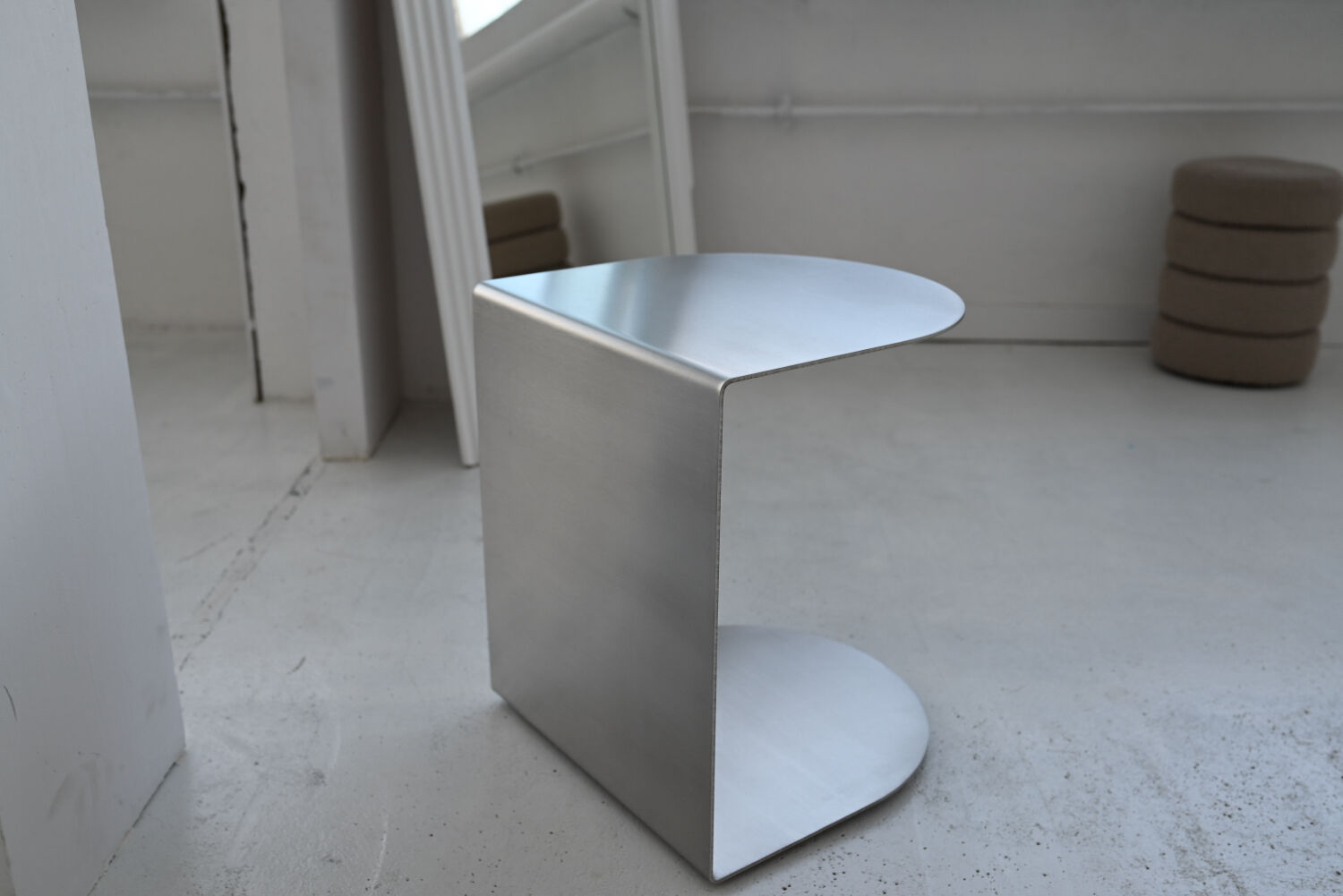 Table d'appoint en acier inoxydable en forme de C Veliento