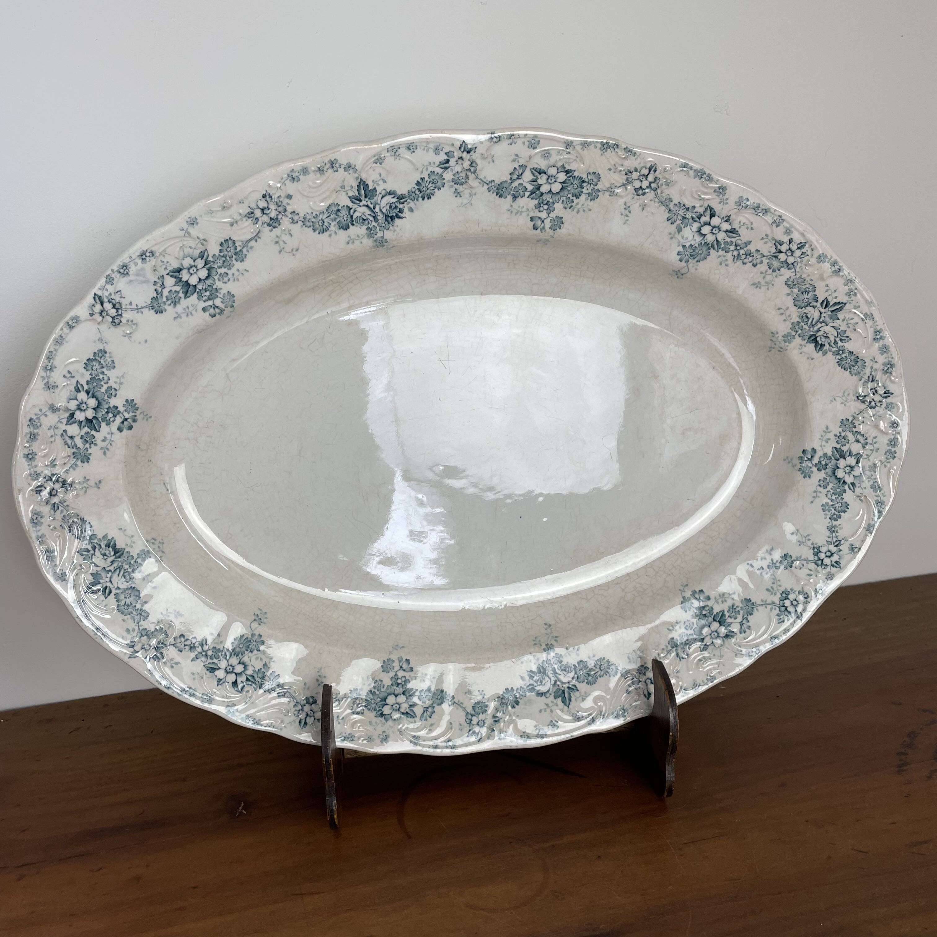 41 cm oval dish in Maastricht earthenware, Clara model