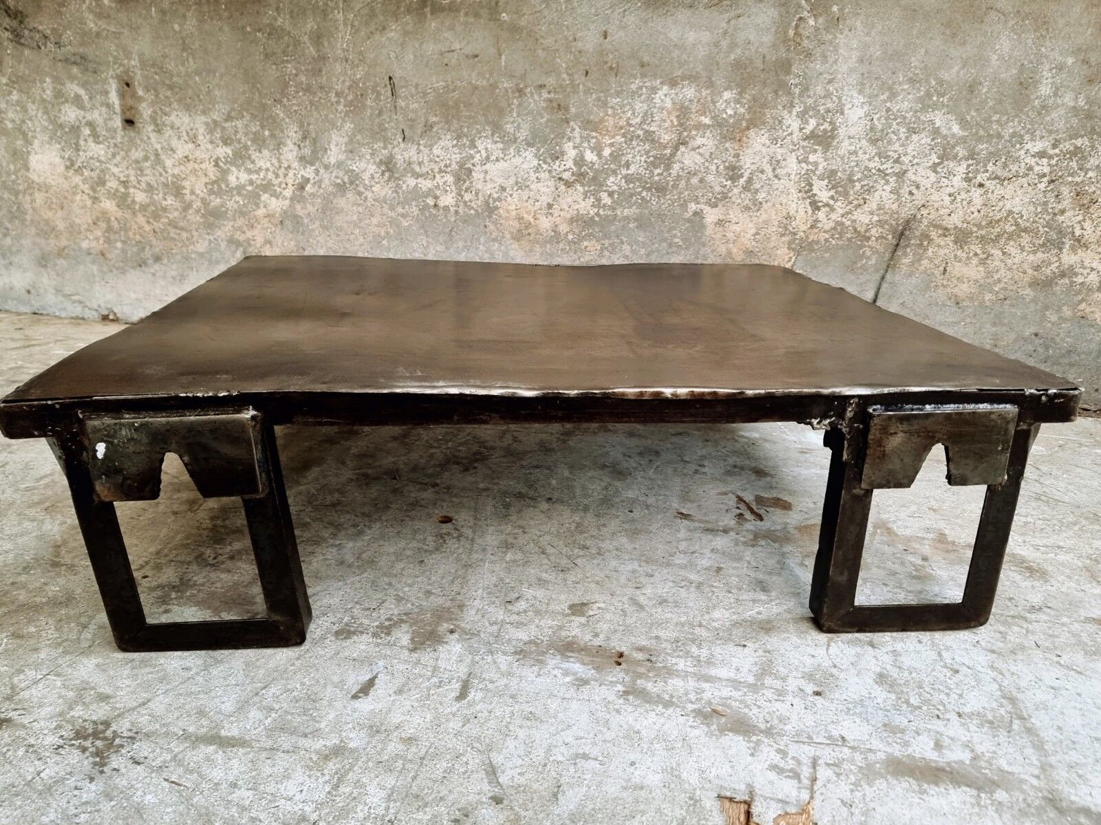 Industrial coffee table steel pallet table