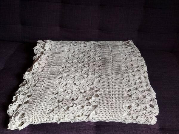 Dessus de lit  en coton blanc  point crochet à la main