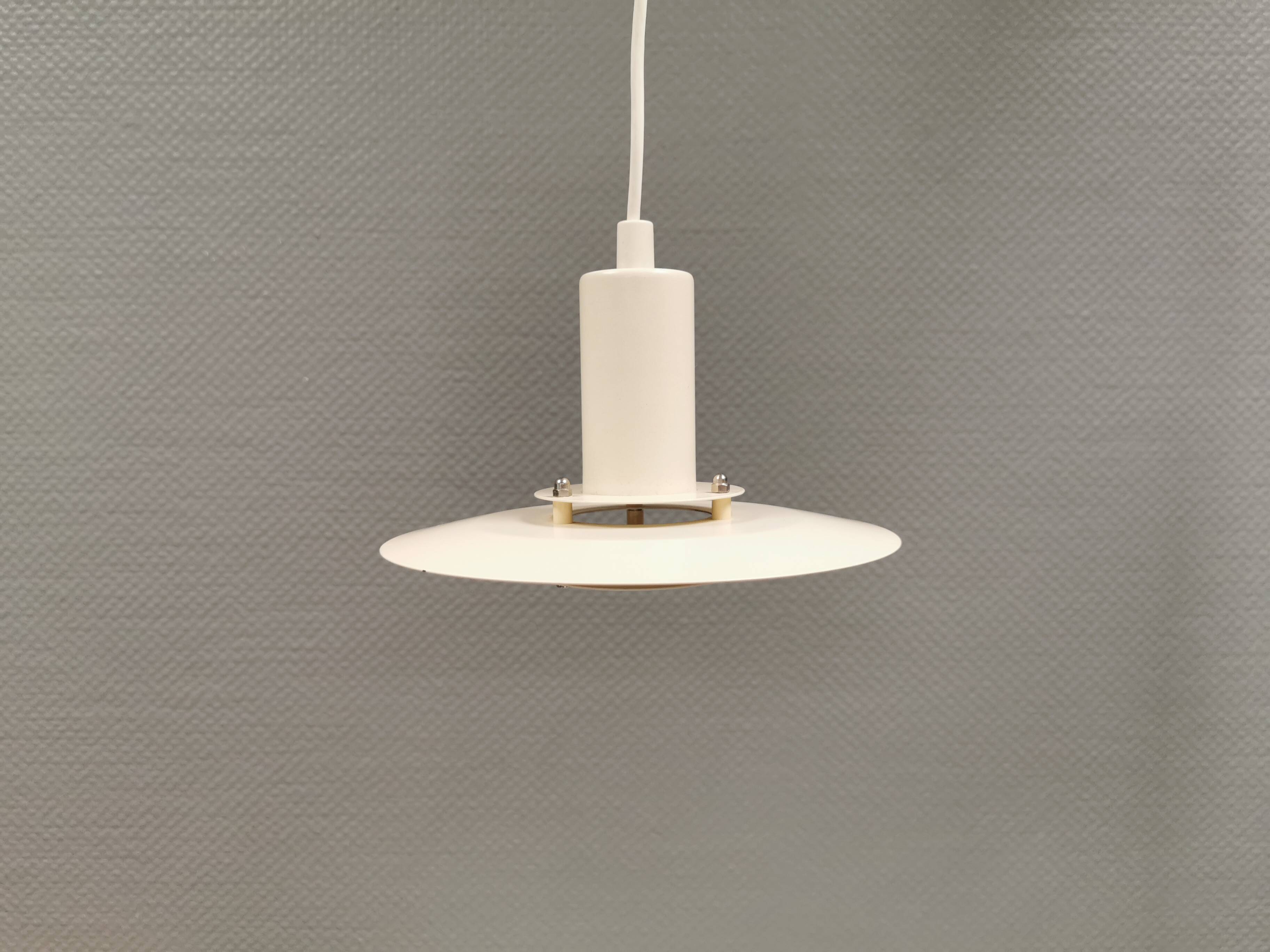 Une lampe suspendue minimaliste blanche de Lyfa Danemark, années 1980.