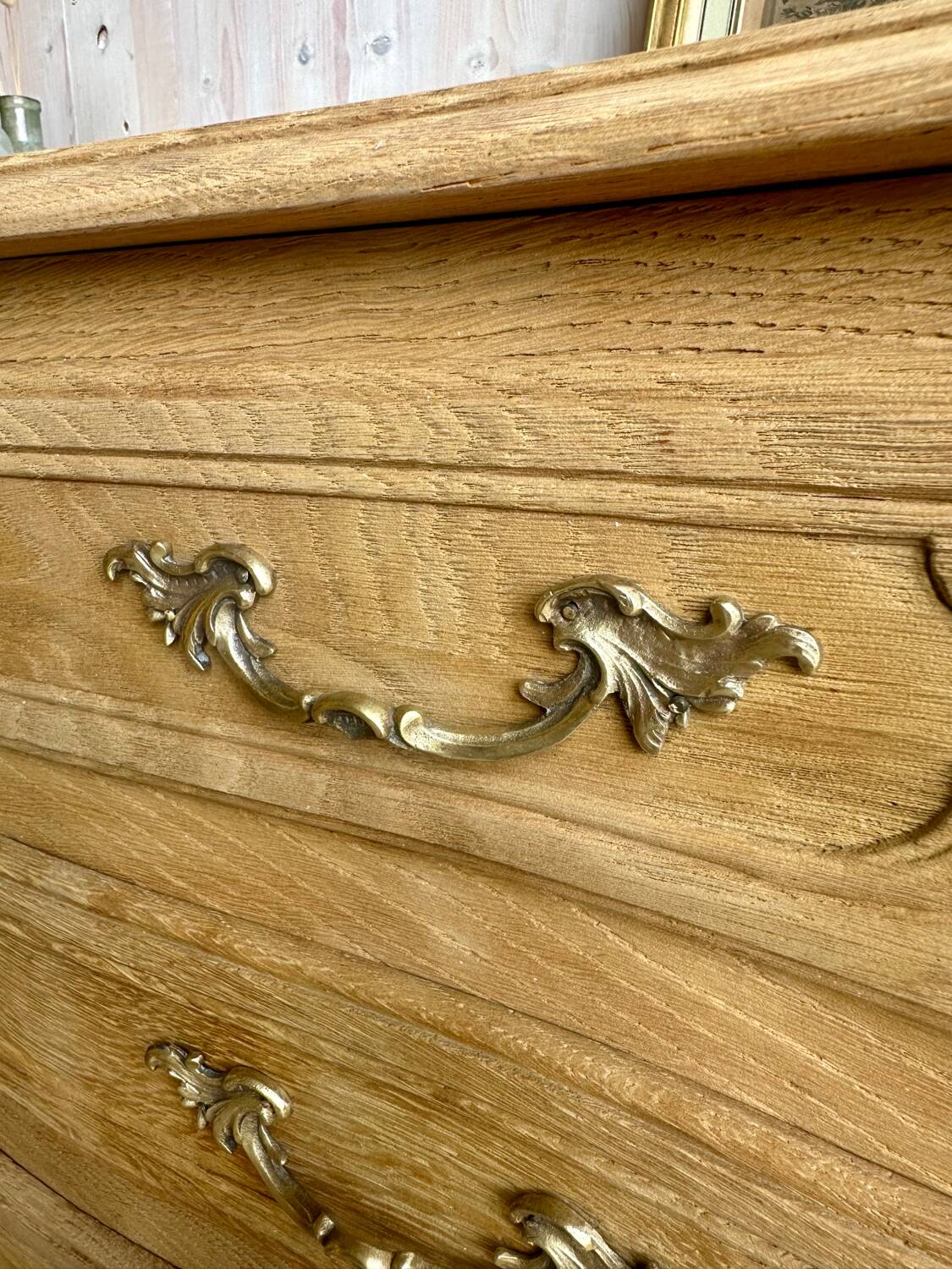 Louis XV provincial commode in solid oak – marquetry top