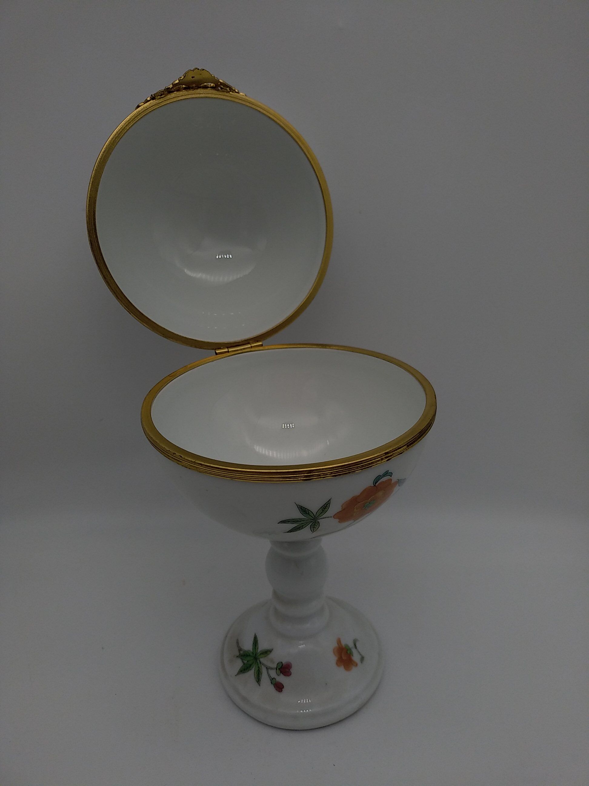 Box on foot, Limoges porcelain, Raynaud