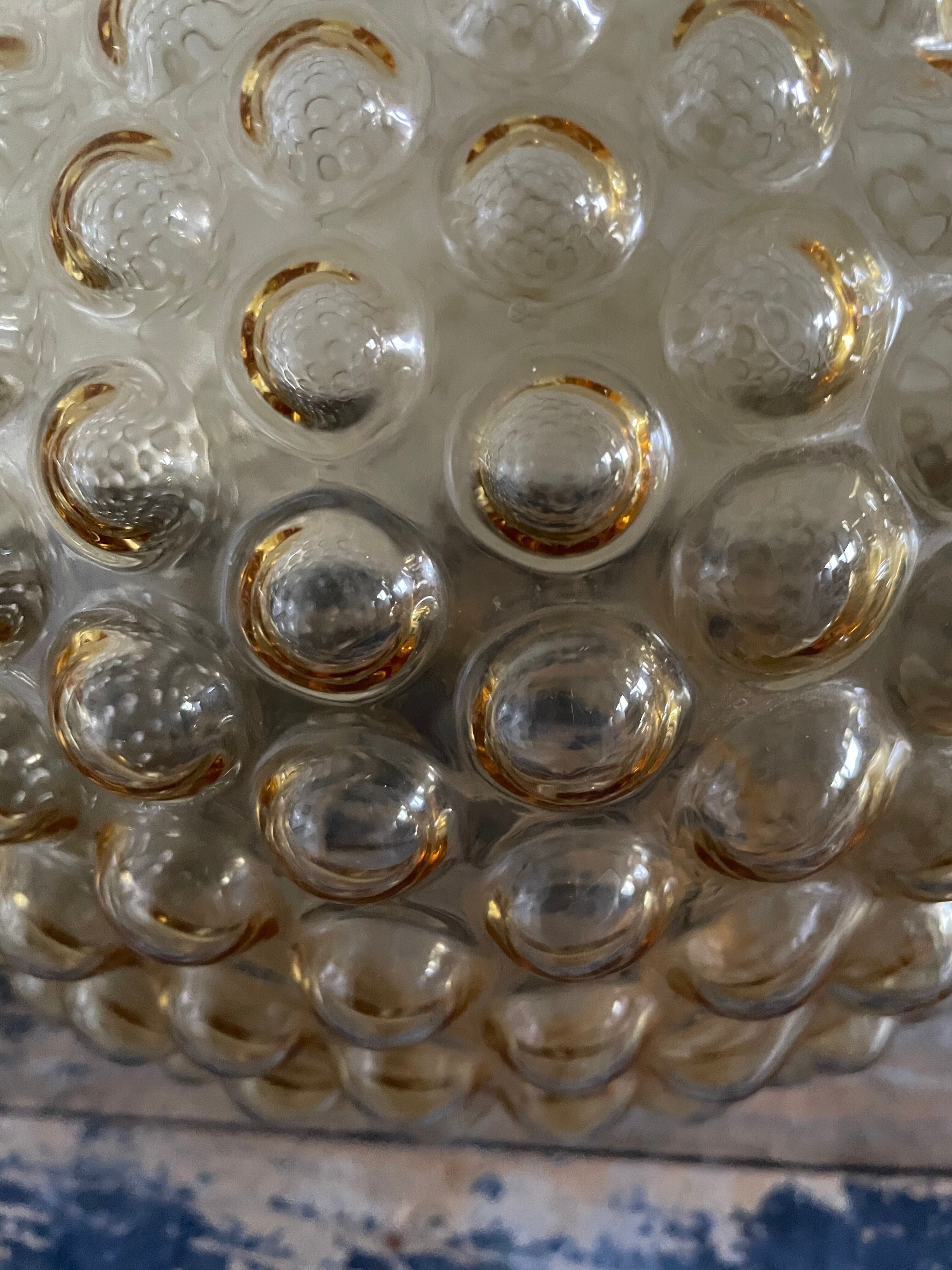 Globe suspension with large bubbles