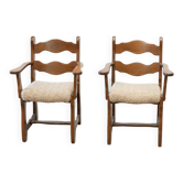 Ensemble de deux fauteuils à dossier en forme de dos de sanglier.