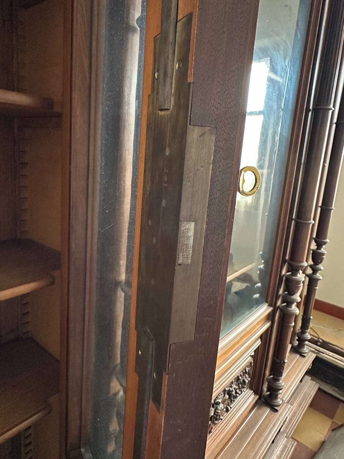 Large antique display cabinet – Henri II style – Late 19th century