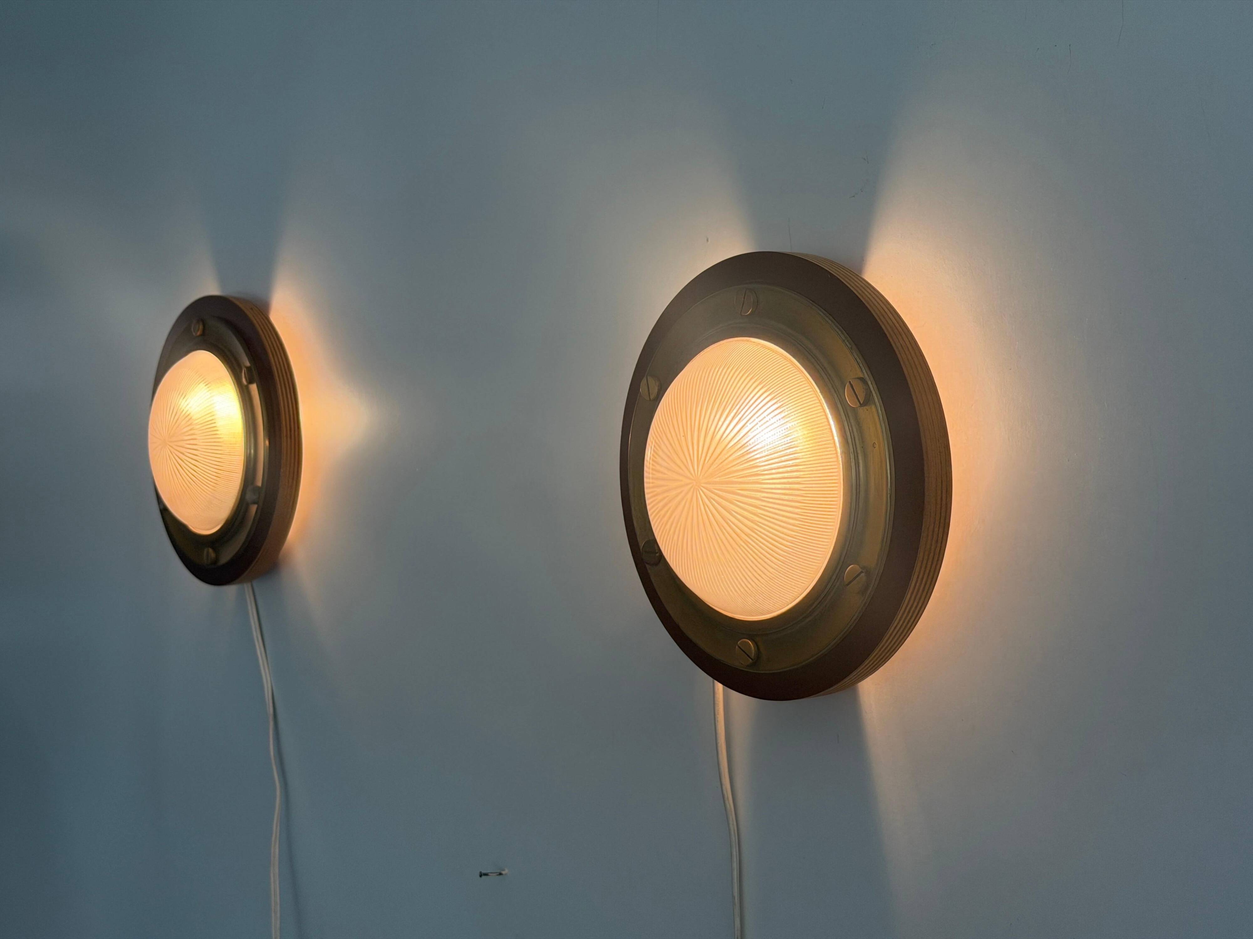 Pair of round glass wall lights, brass base and Wood Wood, 1960s, Italy.
