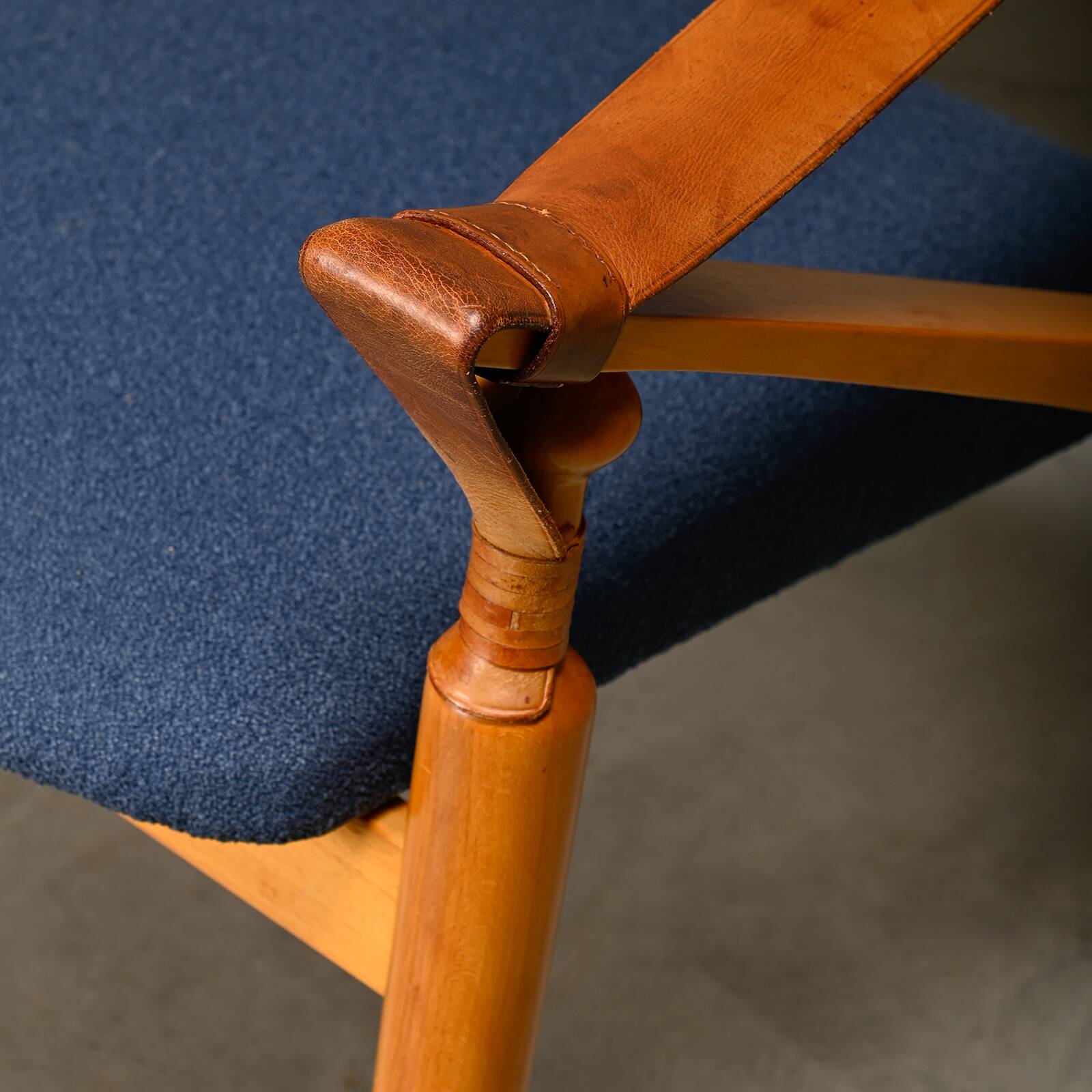 Scandinavian Modern Foldable Safari Lounge Chair in Beech wood and Blue fab