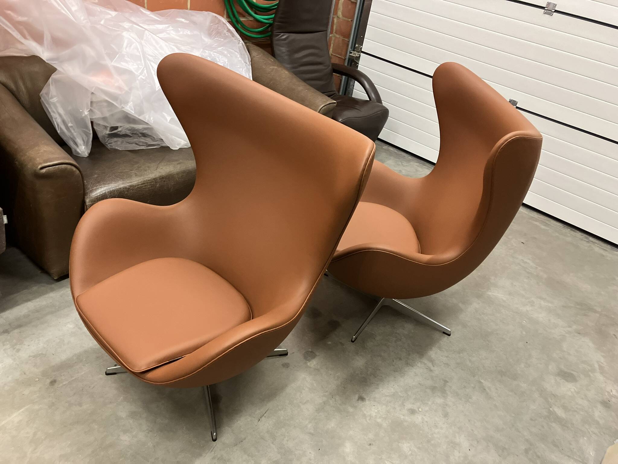 2x Fritz Hansen Egg chair by Arne Jacobsen in Cognac leather, new condition!