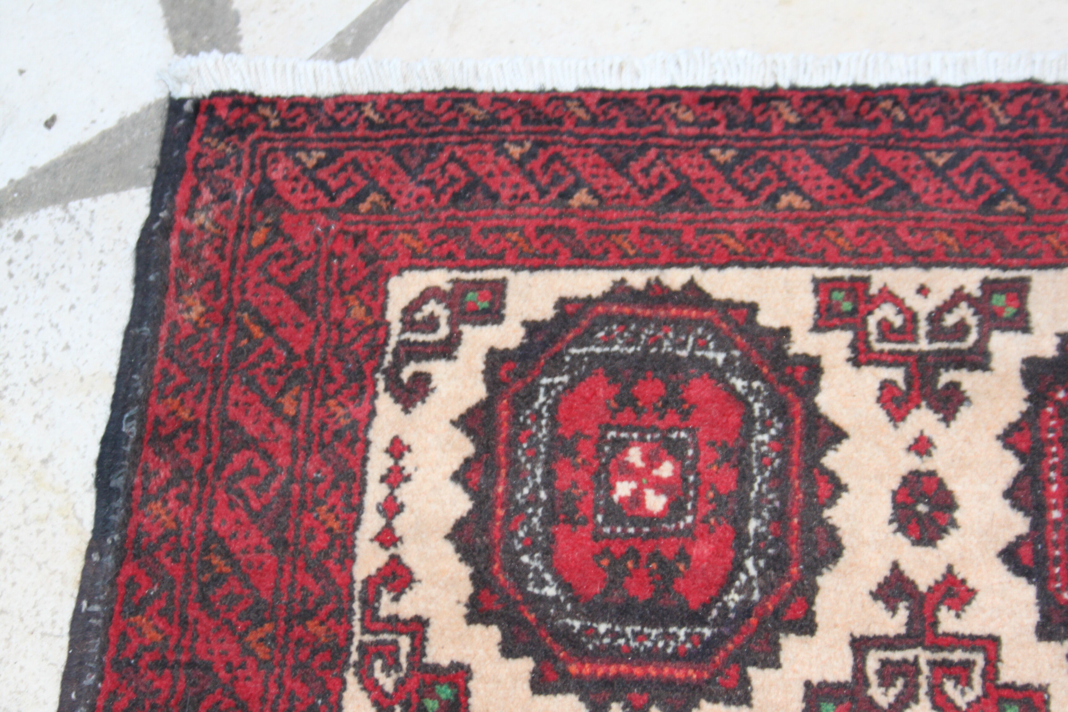 Ancient Persian carpet. 194 x 102 cm.