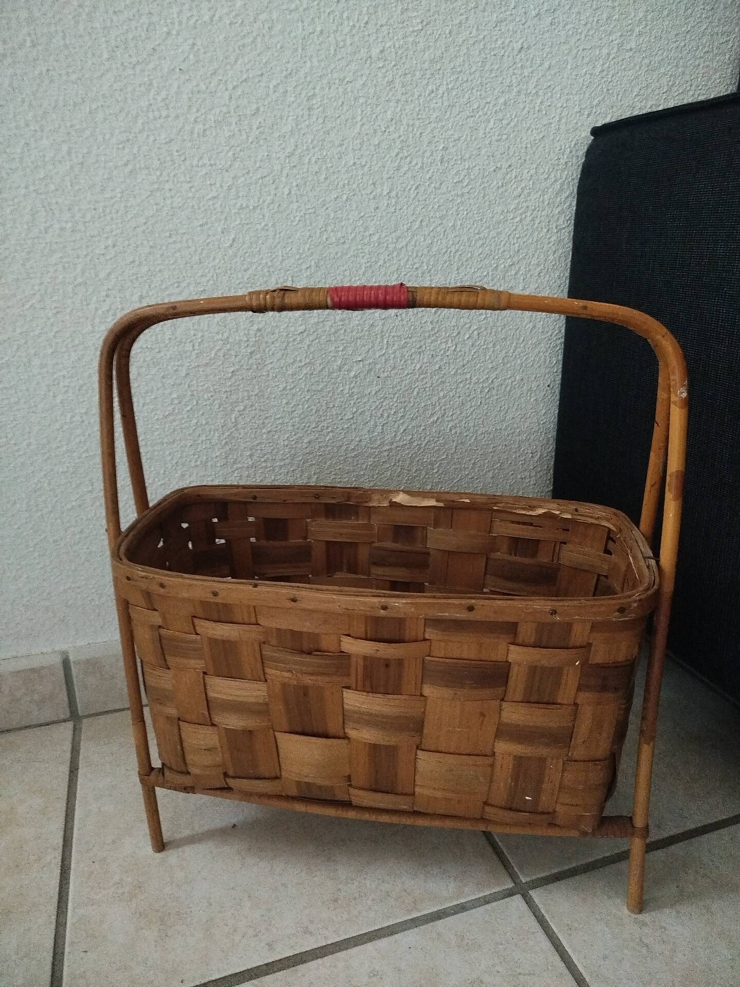 Vintage magazine rack in rattan/wood