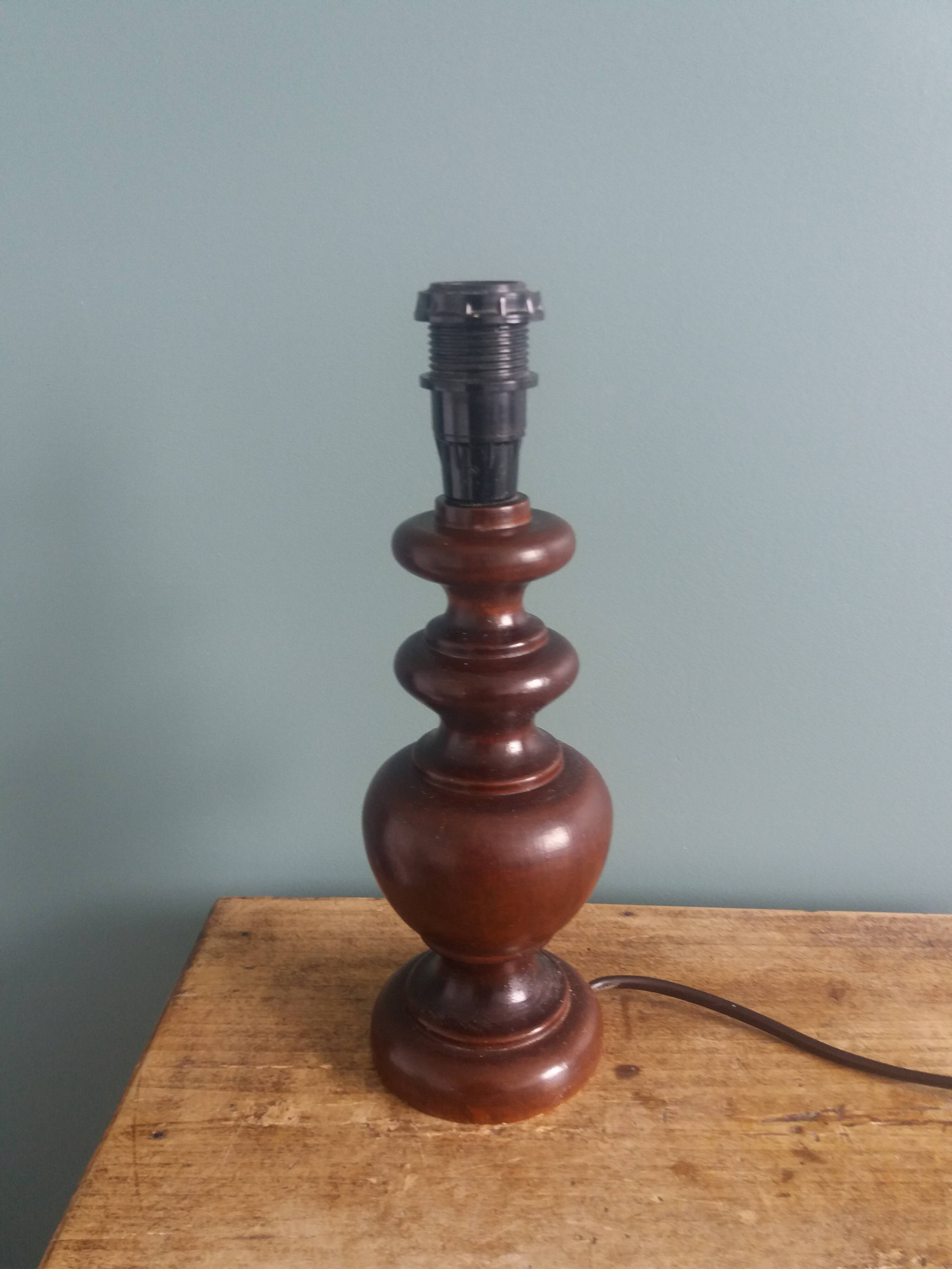 Pied de lampe en bois tourné