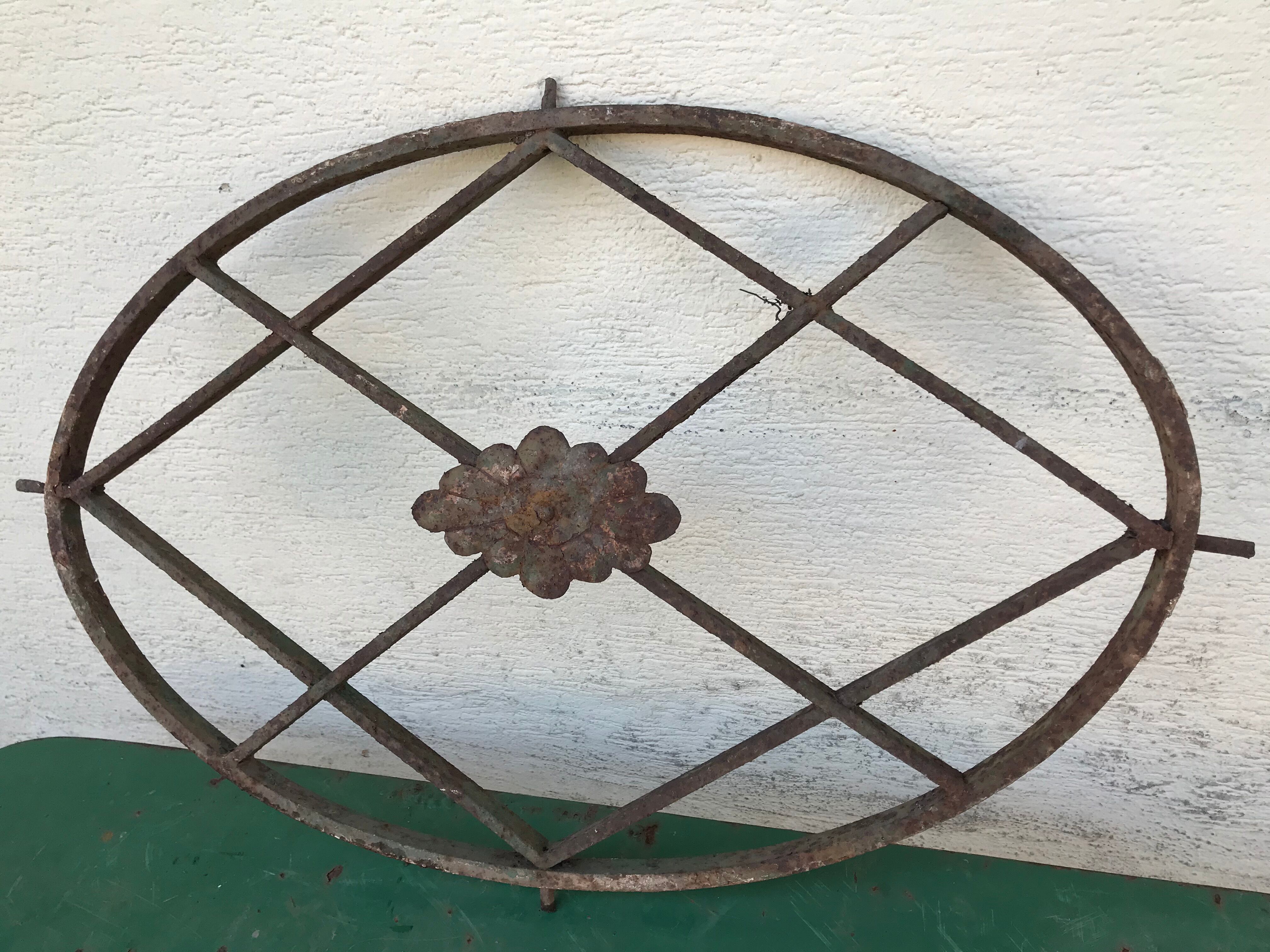 Grille ovale décorative en fer forgé début XXème