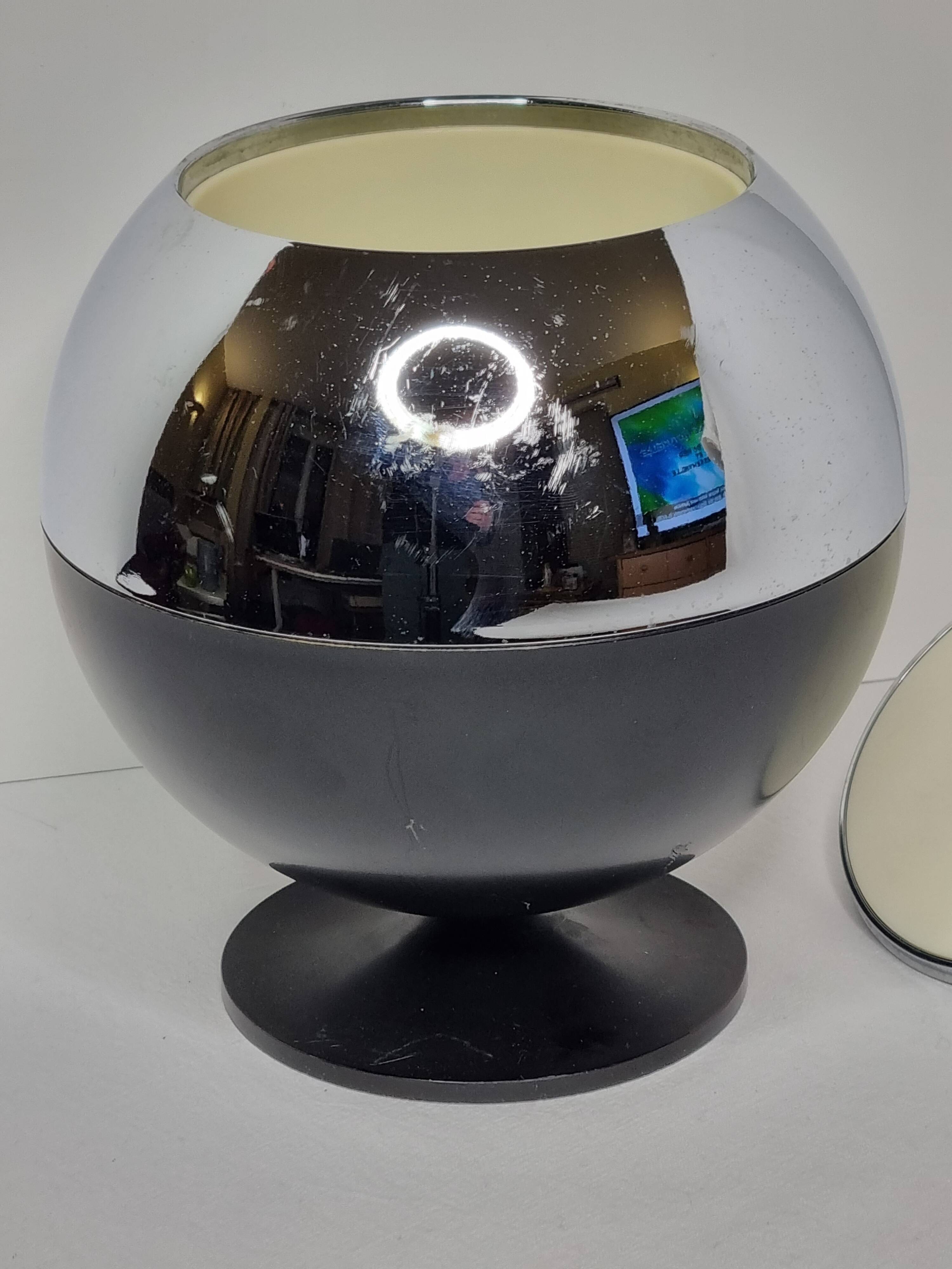 Coldy Lux ice bucket, spherical design in chrome and black metal, years.