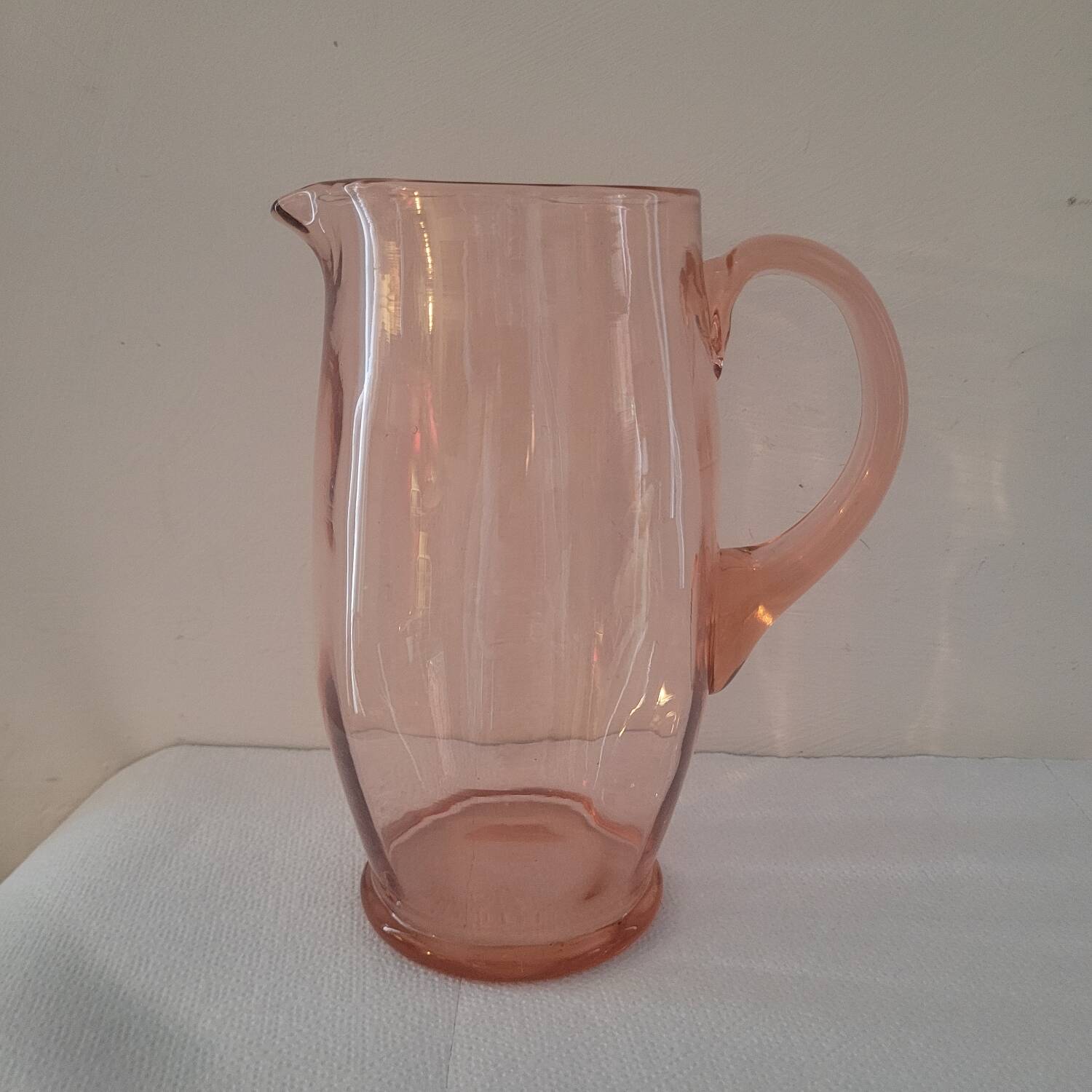 Pichet en verre soufflé rose, vers 1960