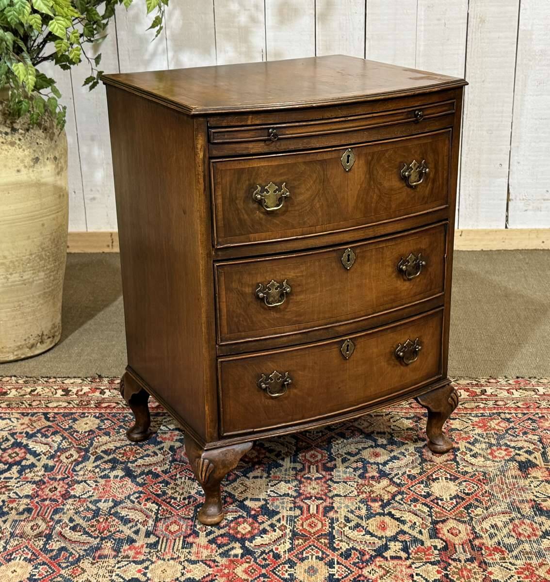 Commode anglaise en noyer des années 1950