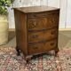 Commode anglaise en noyer des années 1950