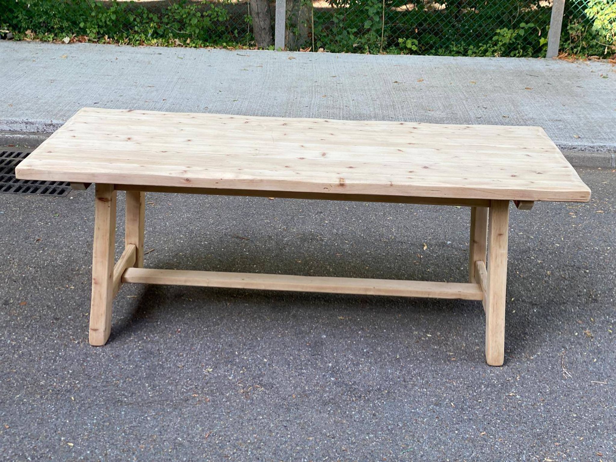 Grande table de ferme monastère décapée en bois brut extensible 200 à 300cm