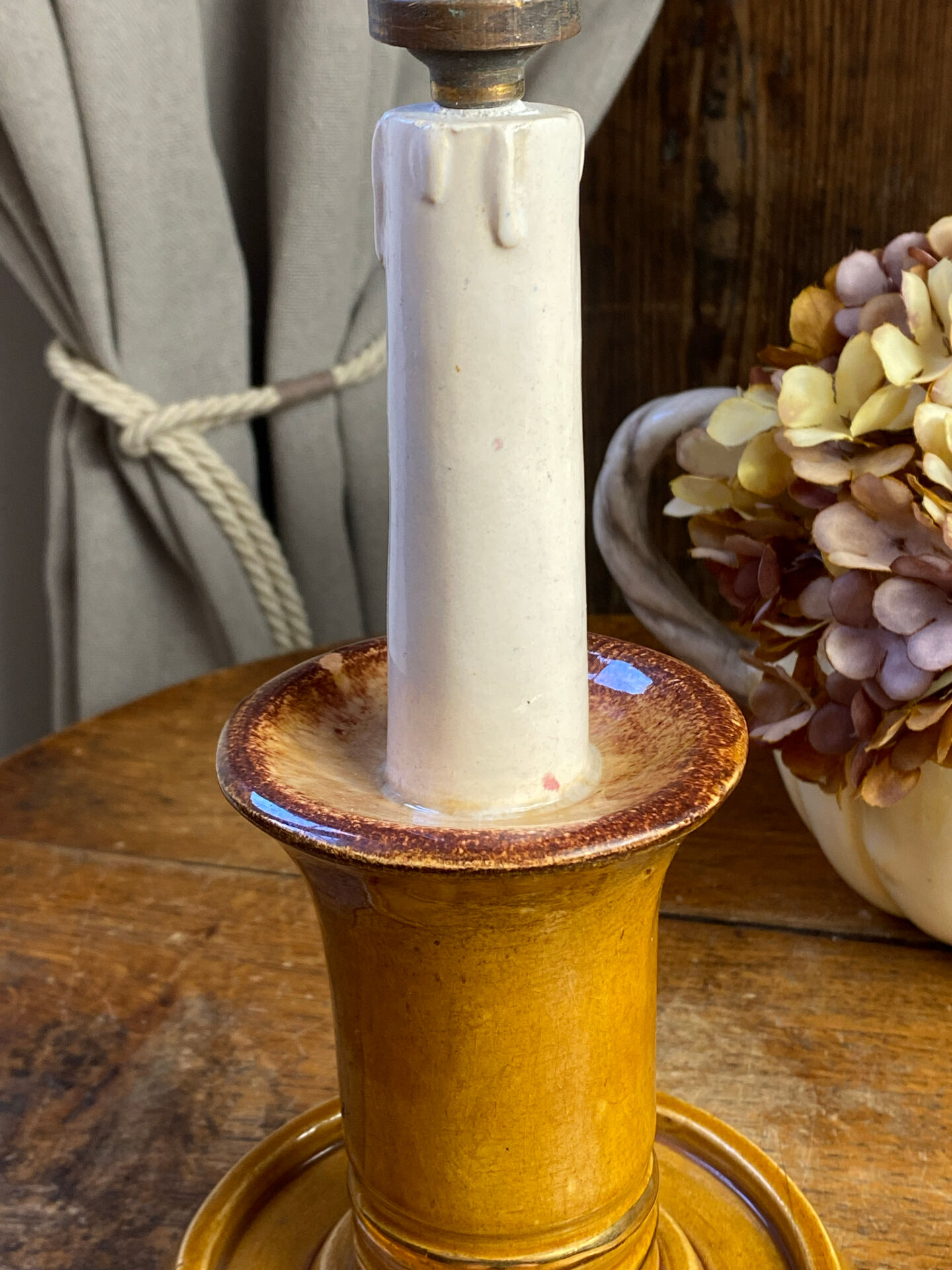 Candle holder-style lamp made entirely of ceramic.