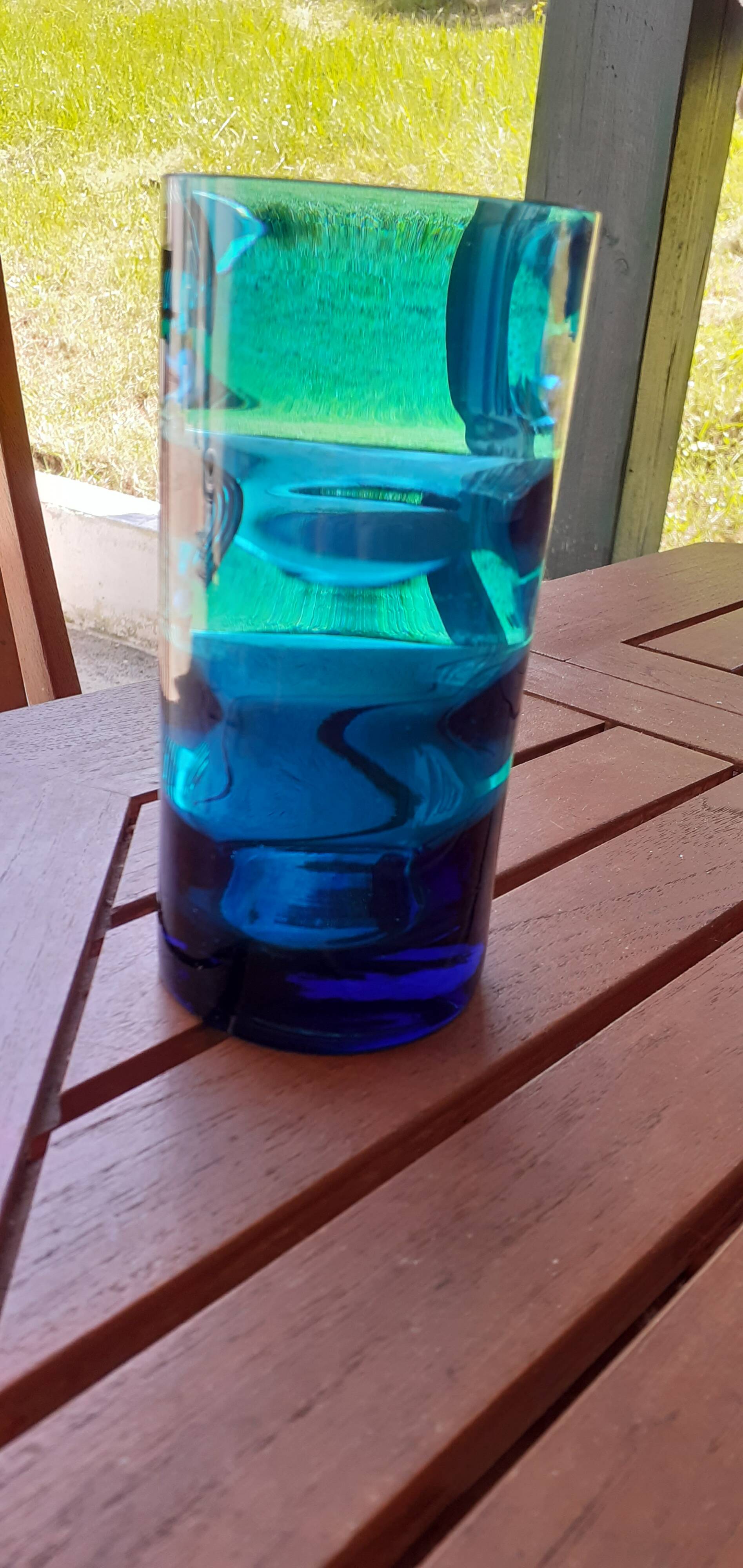 Vase en verre bleu