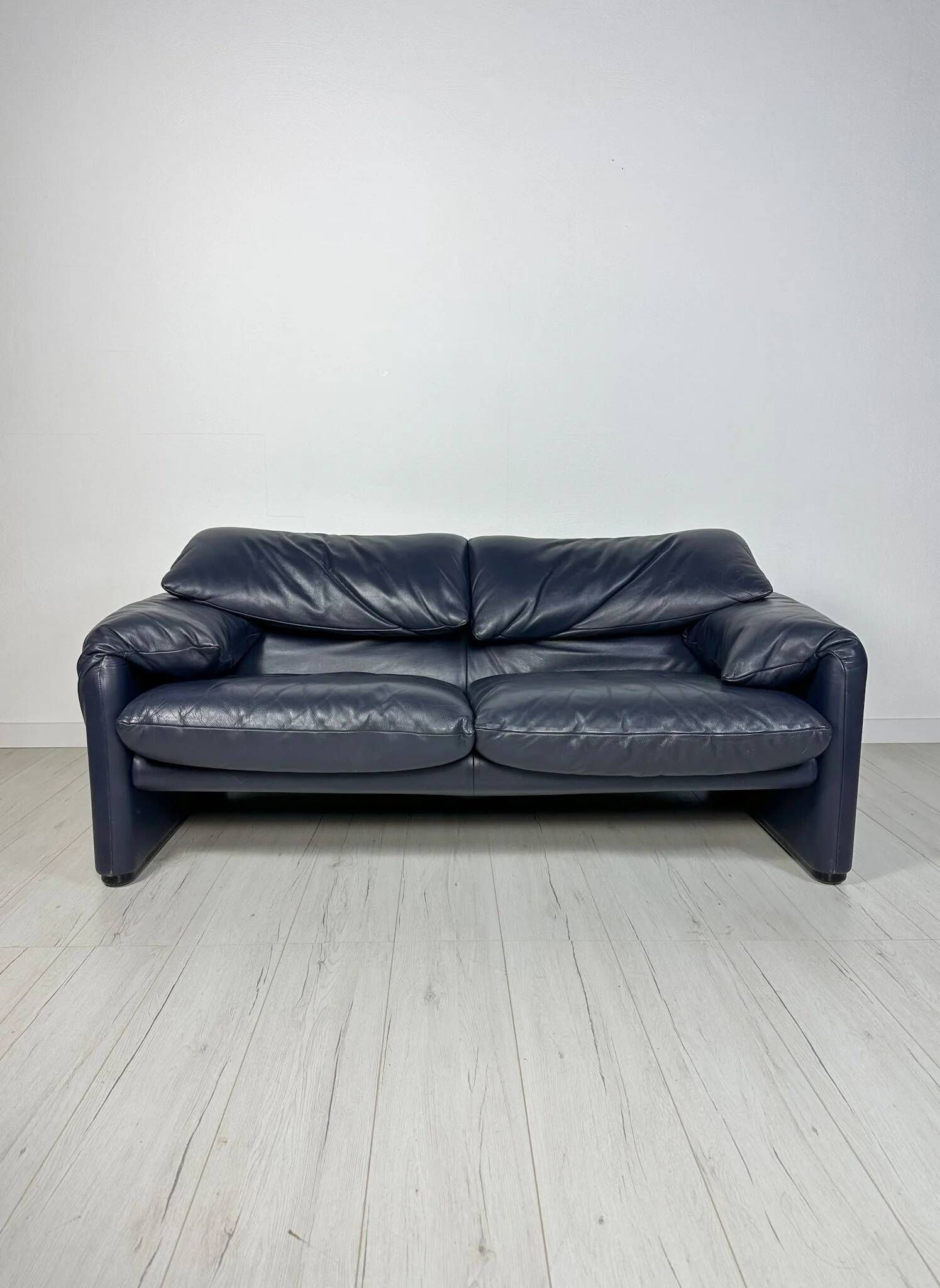 Vintage Maralunga 2-seater leather sofa from the 1980s by Vico Magistretti for Cassina.