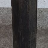 Ancien pilier en bois sur socle