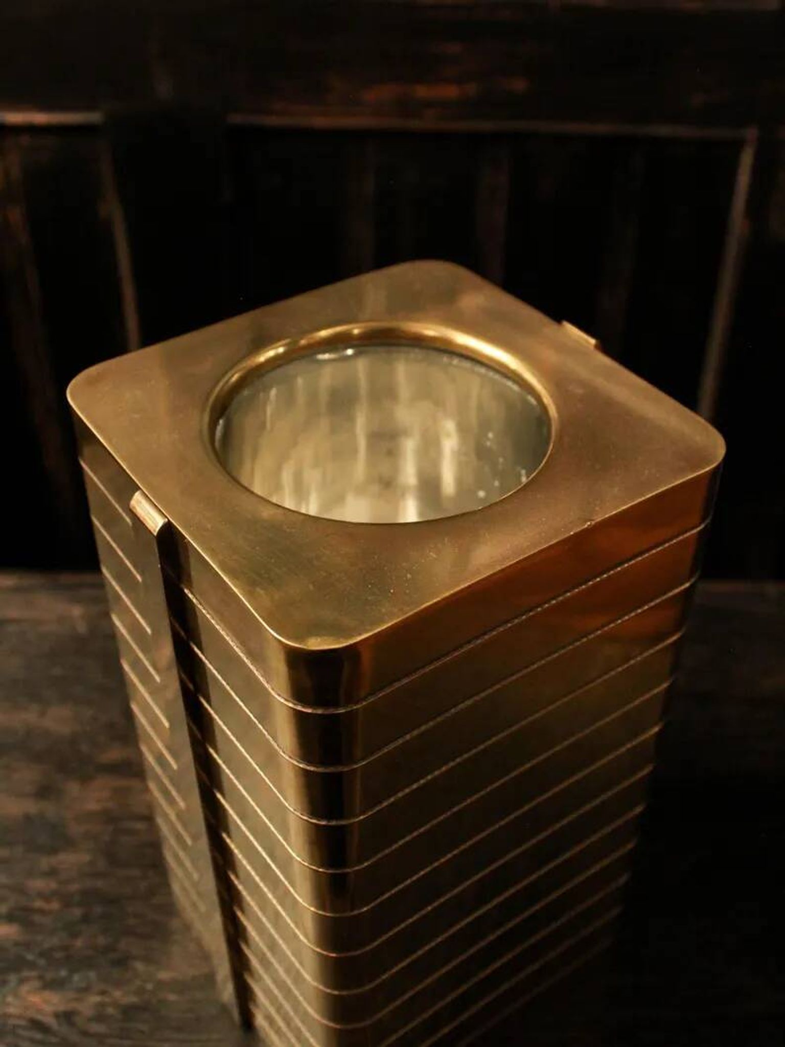Refroidisseur de bouteille en laiton doré italien, design architectural à nervures