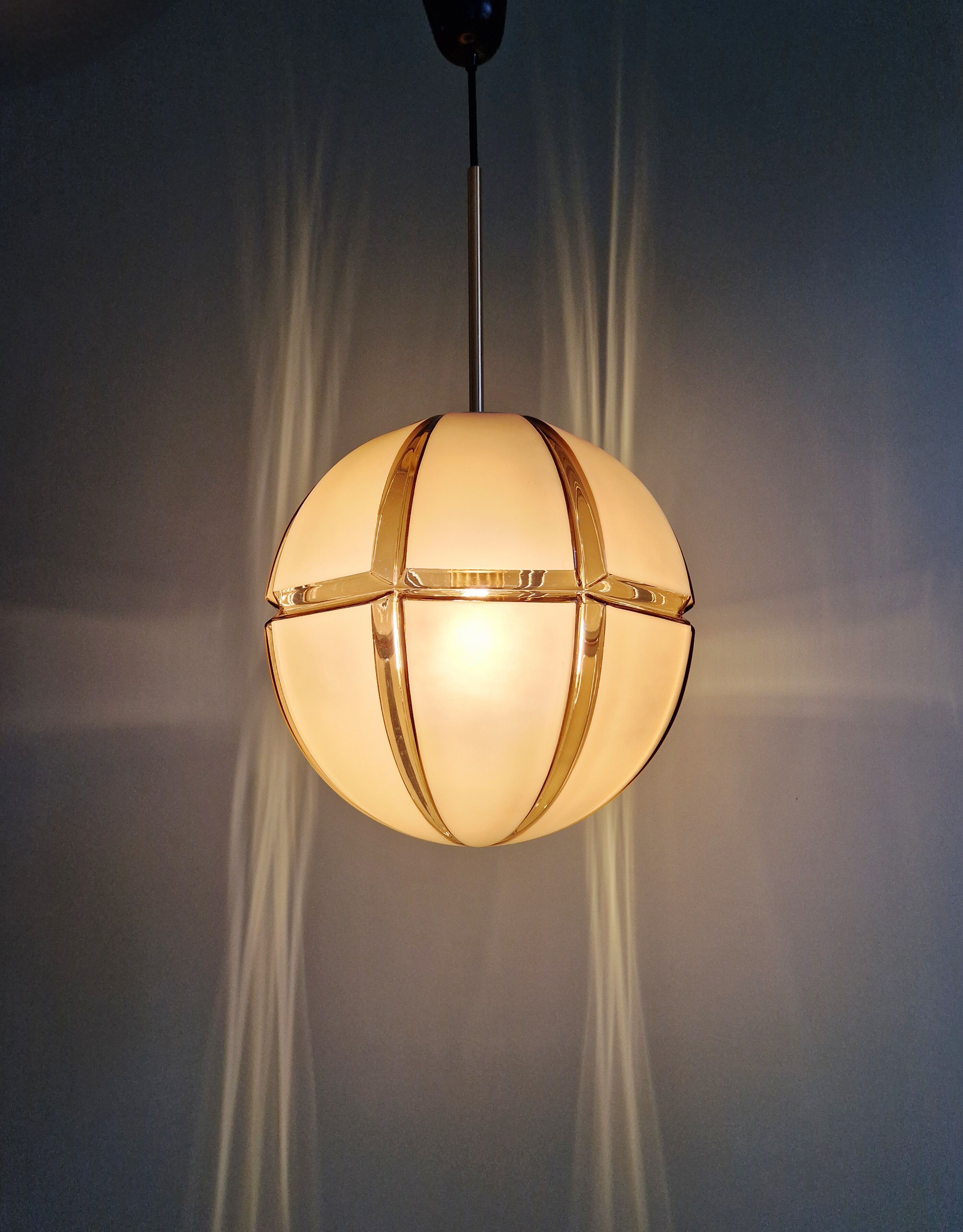 Grande suspension en verre fumé et dépoli, Peill & Putzler, 1970